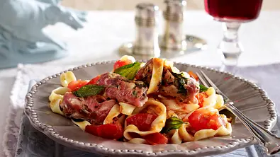 Tagliatelle alla pancetta (Bandnudeln mit Pancetta-Röllchen) Rezept - Foto: LECKER @ Bauer Media Group