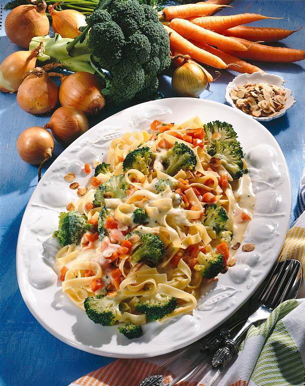 Tagliatelle mit Broccoli &amp; Möhren Rezept | LECKER