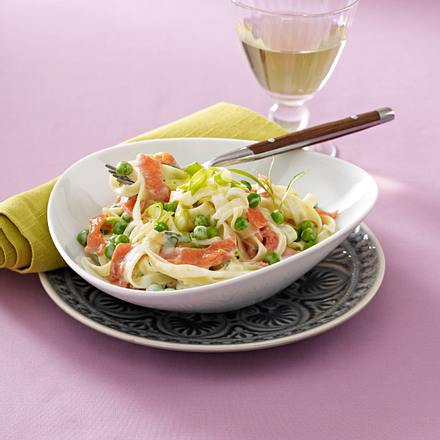 Tagliatelle mit Erbsencreme und Räucherlachs Rezept Tagliatelle mit Erbsencreme und Räucherlachs Rezept