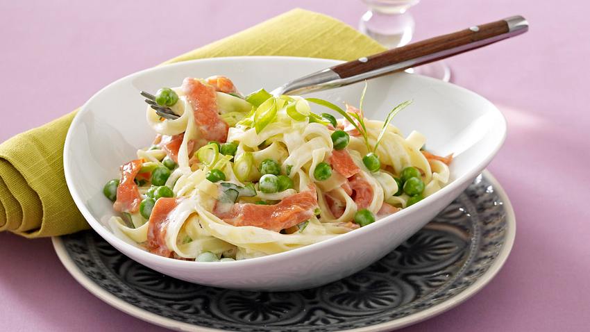 Tagliatelle mit Erbsencreme und Räucherlachs Rezept - Foto: House of Food / Bauer Food Experts KG