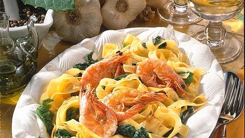 Tagliatelle mit Garnelen und Spinat Rezept - Foto: House of Food / Bauer Food Experts KG