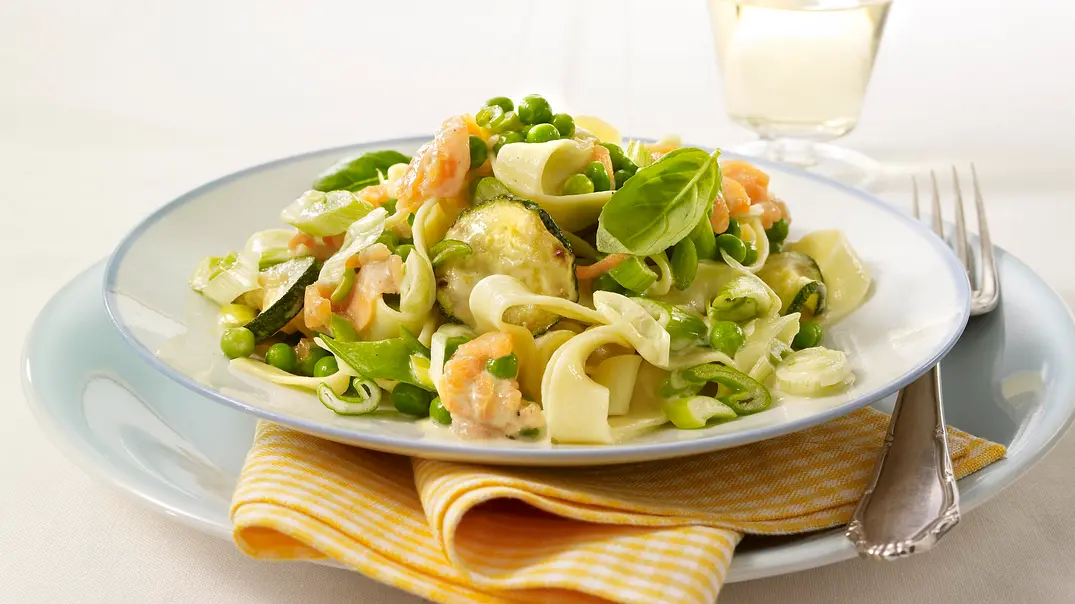 Tagliatelle mit grünem Gemüse und geräuchertem Lachs Rezept - Foto: LECKER @ Bauer Media Group