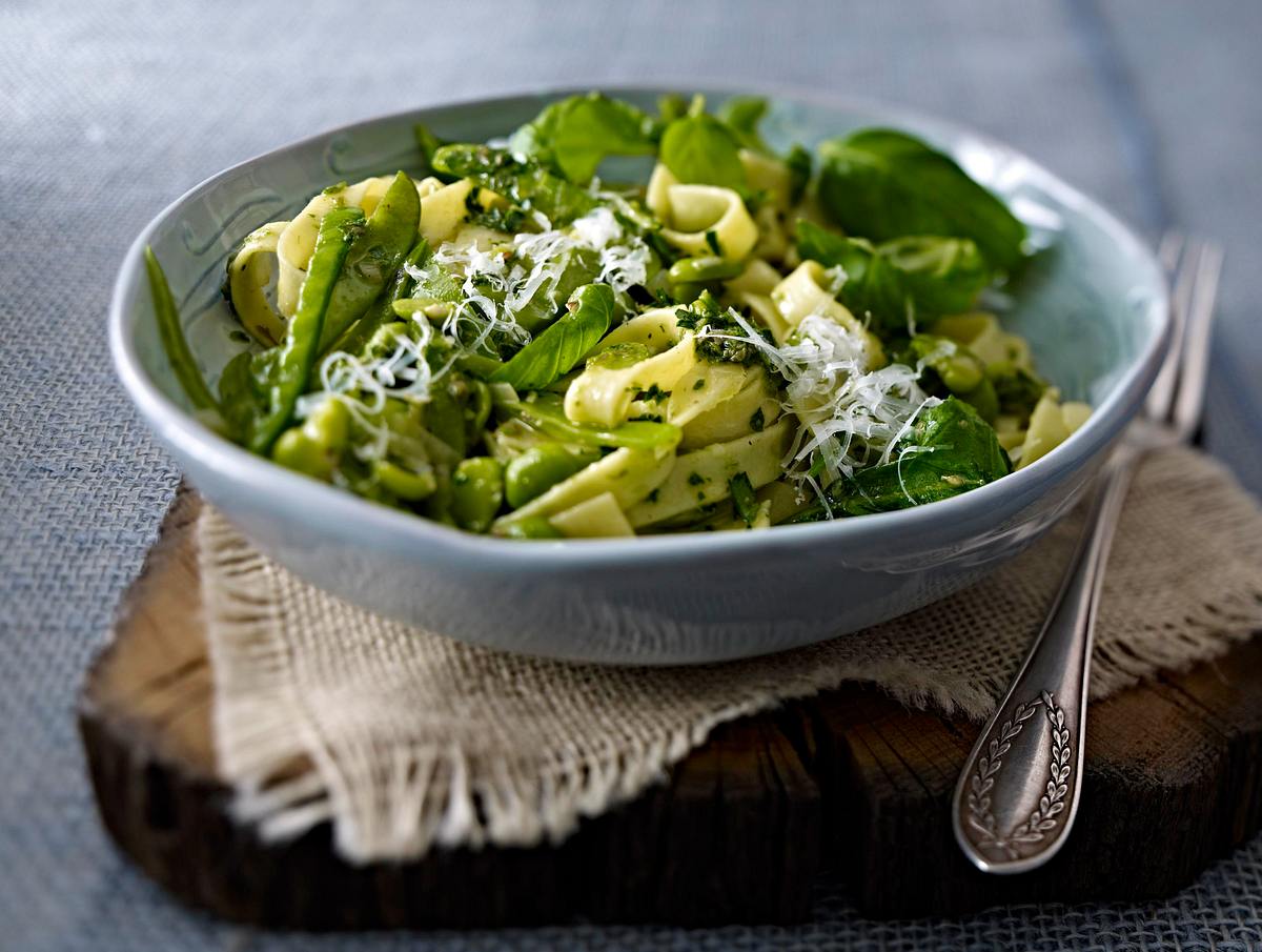 Tagliatelle mit grünem Gemüse und Salsa verde Rezept