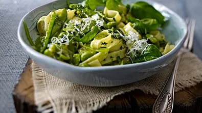 Tagliatelle mit grünem Gemüse und Salsa verde Rezept - Foto: LECKER @ Bauer Media Group