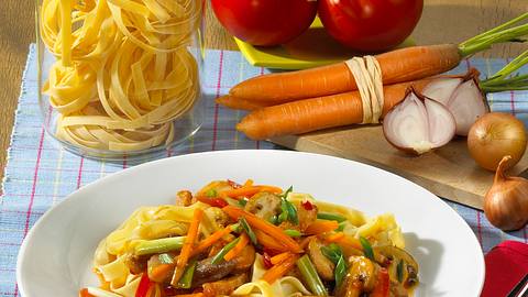 Tagliatelle mit Hähnchenfilet und süß-saure Soße Rezept - Foto: House of Food / Bauer Food Experts KG
