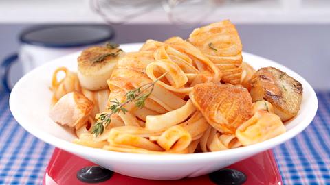 Tagliatelle mit Jakobsmuscheln und Lachs Rezept - Foto: House of Food / Bauer Food Experts KG