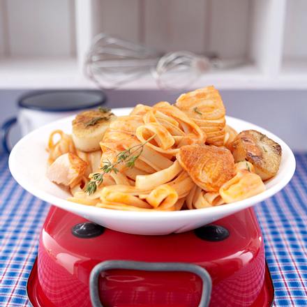 Tagliatelle mit Jakobsmuscheln und Lachs Rezept