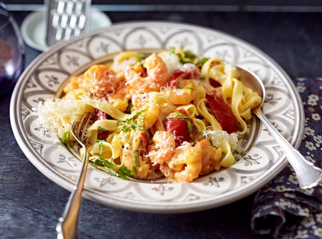 Tagliatelle mit Knoblauch-Garnelen-Sahne Rezept | LECKER