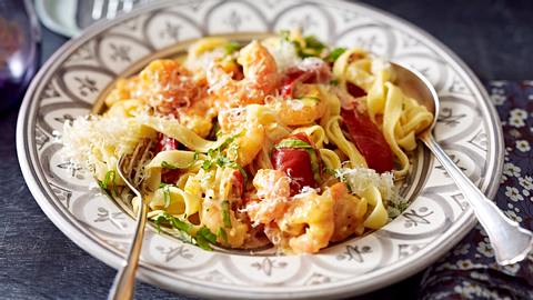 Tagliatelle mit Knoblauch-Garnelen-Sahne Rezept - Foto: House of Food / Bauer Food Experts KG