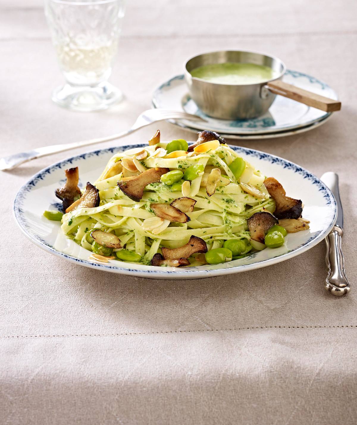 Tagliatelle mit Kräutersaitlingen und Petersiliensoße Rezept