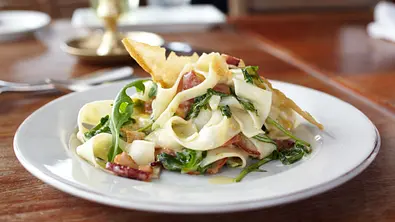 Tagliatelle mit krossem Bacon & Rucola Rezept - Foto: LECKER @ Bauer Media Group