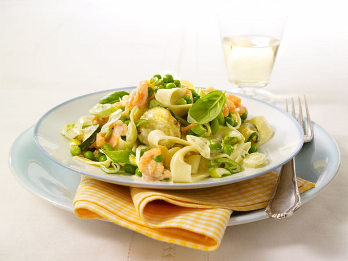 Tagliatelle mit Lachs und grünem Gemüse - so gehts!