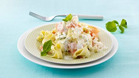 Tagliatelle mit Möhrenstreifen und Joghurt-Kräuter-Soße Rezept - Foto: House of Food / Bauer Food Experts KG