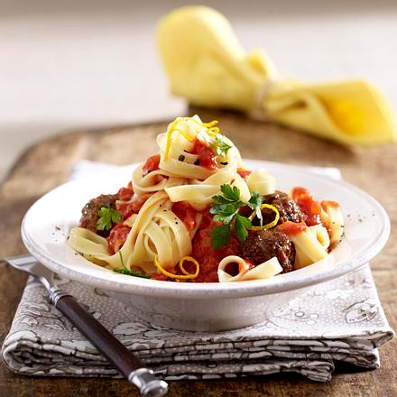Tagliatelle mit Orangen-Tomatensoße mit würzigen Ingwer-Hackbällchen Rezept Tagliatelle mit Orangen-Tomatensoße mit würzigen Ingwer-Hackbällchen Rezept