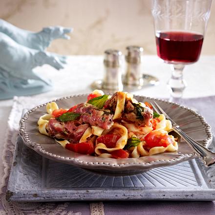 Tagliatelle mit Pancetta-Röllchen Rezept Tagliatelle mit Pancetta-Röllchen Rezept