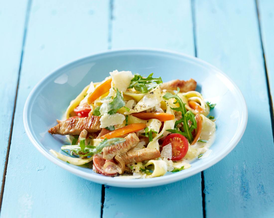 Tagliatelle mit Putenstreifen und Mascarponesoße Rezept Tagliatelle mit Putenstreifen und Mascarponesoße Rezept