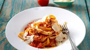 Tagliatelle mit scharfer Paprika-Tomaten-Soße Rezept - Foto: LECKER @ Bauer Media Group Tagliatelle mit scharfer Paprika-Tomaten-Soße Rezept - Foto: LECKER @ Bauer Media Group