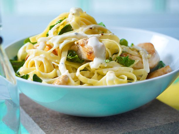 Tagliatelle mit Spinat und Hähnchen in Gorgonzolasoße Rezept Tagliatelle mit Spinat und Hähnchen in Gorgonzolasoße Rezept