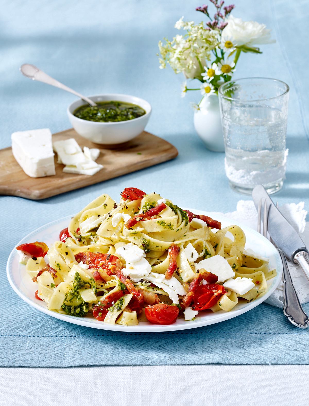 Tagliatelle mit Tomaten und Speck Rezept