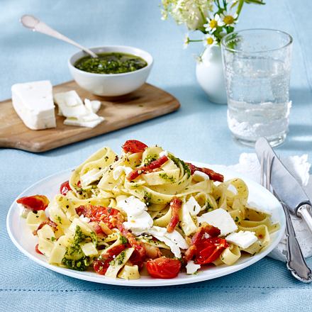 Tagliatelle mit Tomaten und Speck Rezept