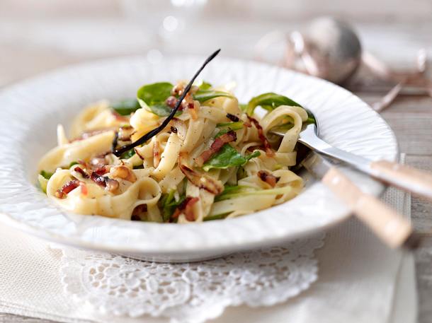 Tagliatelle mit Vanille-Carbonara und Feldsalat Rezept Tagliatelle mit Vanille-Carbonara und Feldsalat Rezept