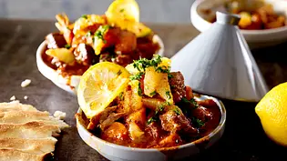 Tajine mit Rindergulasch und Zitrone Rezept - Foto: LECKER @ Bauer Media Group Tajine mit Rindergulasch und Zitrone Rezept - Foto: LECKER @ Bauer Media Group