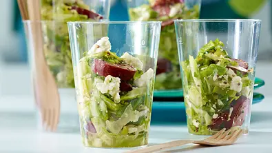 Take-away-Krautsalat mit Kabanossi Rezept - Foto: LECKER @ Bauer Media Group
