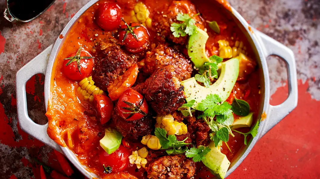 „Take My Breath Away“-Chili mit heldenhaften Linsenbällchen Rezept - Foto: LECKER @ Bauer Media Group „Take My Breath Away“-Chili mit heldenhaften Linsenbällchen Rezept - Foto: LECKER @ Bauer Media Group