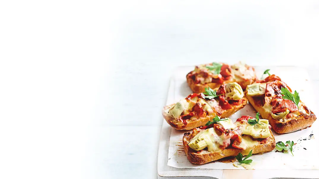 Taleggio-Crostini mit Antipasti Rezept - Foto: LECKER @ Bauer Media Group Taleggio-Crostini mit Antipasti Rezept - Foto: LECKER @ Bauer Media Group