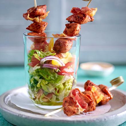 Tandoori Hähnchen-Bacon-Spießchen auf gehacktem Salat Rezept Tandoori Hähnchen-Bacon-Spießchen auf gehacktem Salat Rezept