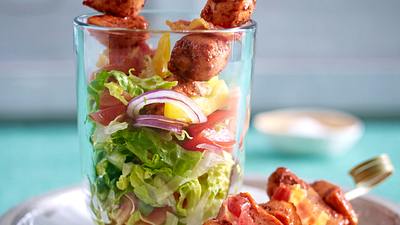Tandoori Hähnchen-Bacon-Spießchen auf gehacktem Salat Rezept - Foto: LECKER @ Bauer Media Group