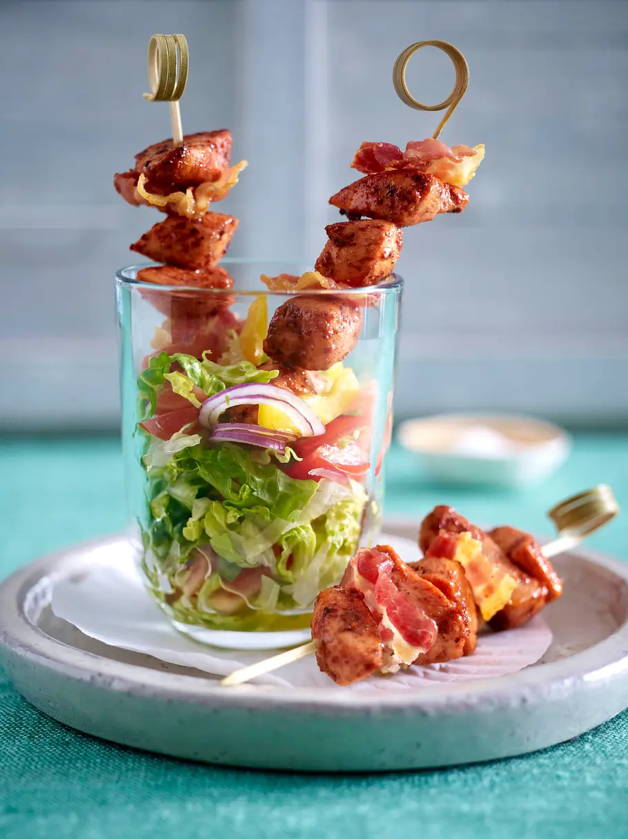 Tandoori Hähnchen-Bacon-Spießchen auf gehacktem Salat Rezept Tandoori Hähnchen-Bacon-Spießchen auf gehacktem Salat Rezept