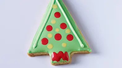 Grüne Tannenbaum-Plätzchen mit Zuckerguss-Deko. - Foto: LECKER @ Bauer Media Group