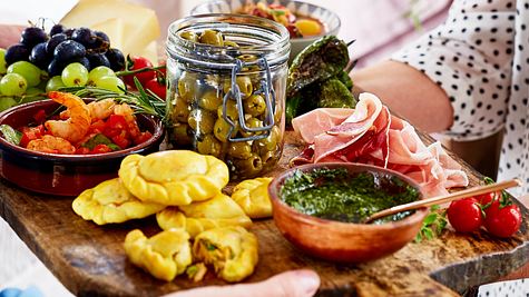 Tapas-Rezepte: Empanadas, Mojo Verde, Oliven, Gambas - Foto: House of Food / Bauer Food Experts KG
