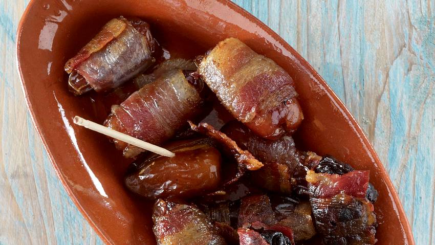 Tapas: Pflaumen und Datteln im Speckmantel Rezept - Foto: House of Food / Bauer Food Experts KG