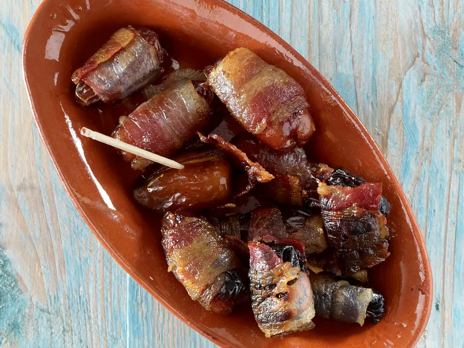 Tapas: Pflaumen und Datteln im Speckmantel Rezept Tapas: Pflaumen und Datteln im Speckmantel Rezept