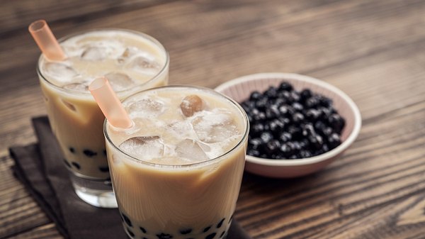 Tapioka-Perlen in Schwarz neben Bubble Tea - Foto: iStock/tashka2000