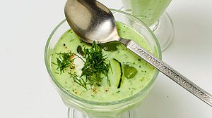 Tarator (Kalte Gurkensuppe mit Joghurt – und vieeeel Knoblauch) Rezept - Foto: House of Food / Bauer Food Experts KG