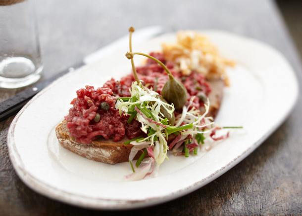 Tartar vom US Beef mit Rührei Rezept Tartar vom US Beef mit Rührei Rezept