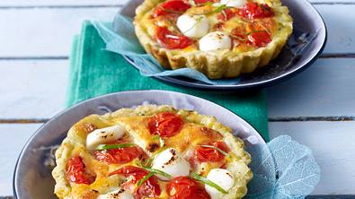 Tartelett Caprese: Mürbeteig-Tartelett mit Mozzarella und Kirschtomaten Rezept - Foto: LECKER @ Bauer Media Group