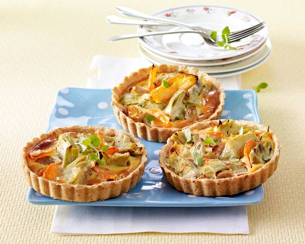 Tarteletts mit Artischocken, Möhren, Schalotten und Senf-Schmand-Guss Rezept