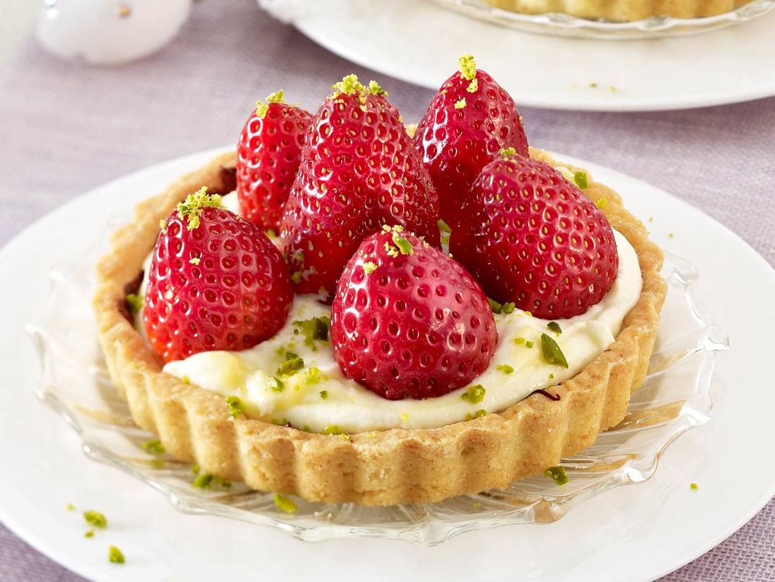 Tarteletts mit Eierlikör-Creme und Erdbeeren Rezept | LECKER
