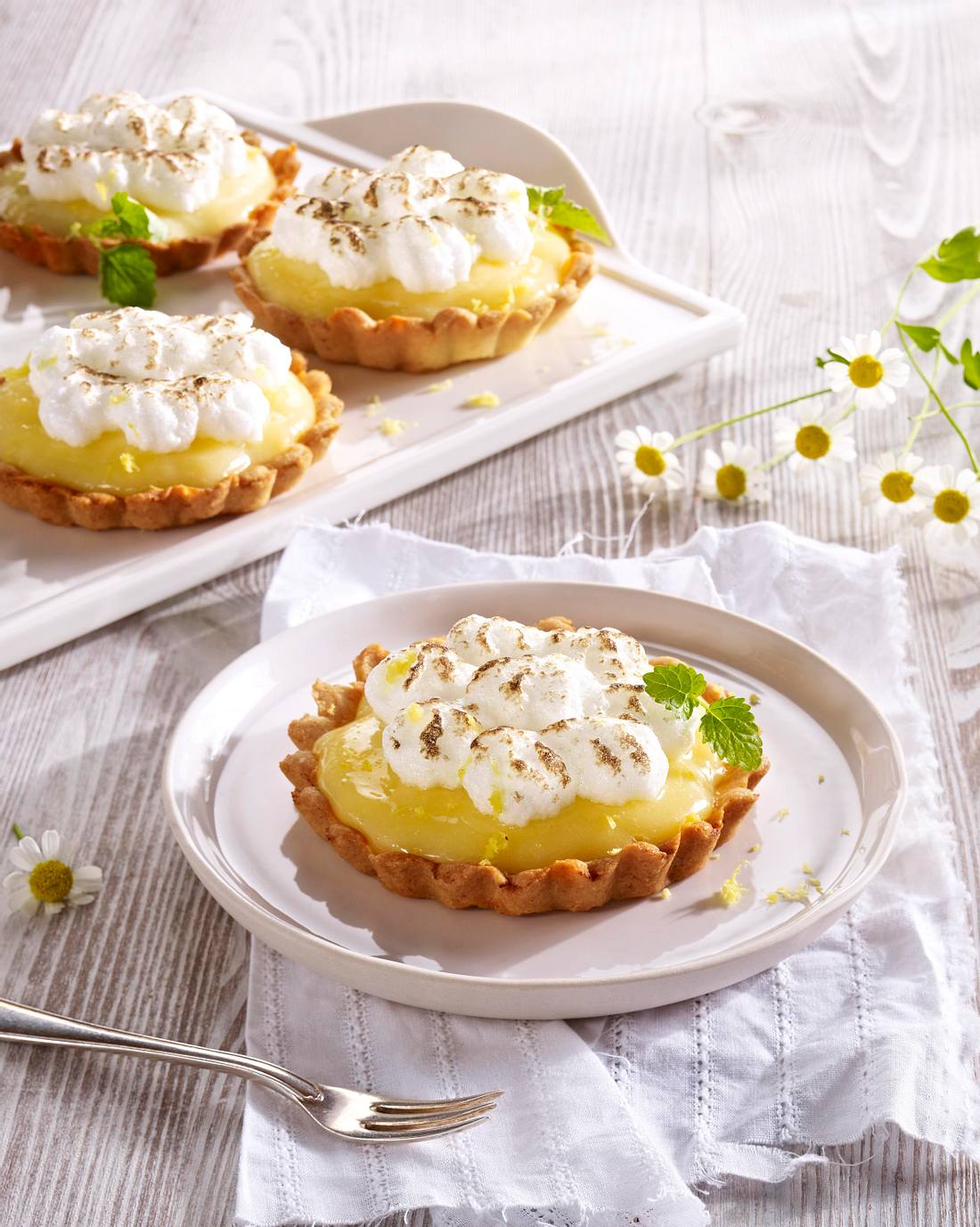 Tarteletts mit Lemon Curd-Creme und Baisertuffs Rezept | LECKER