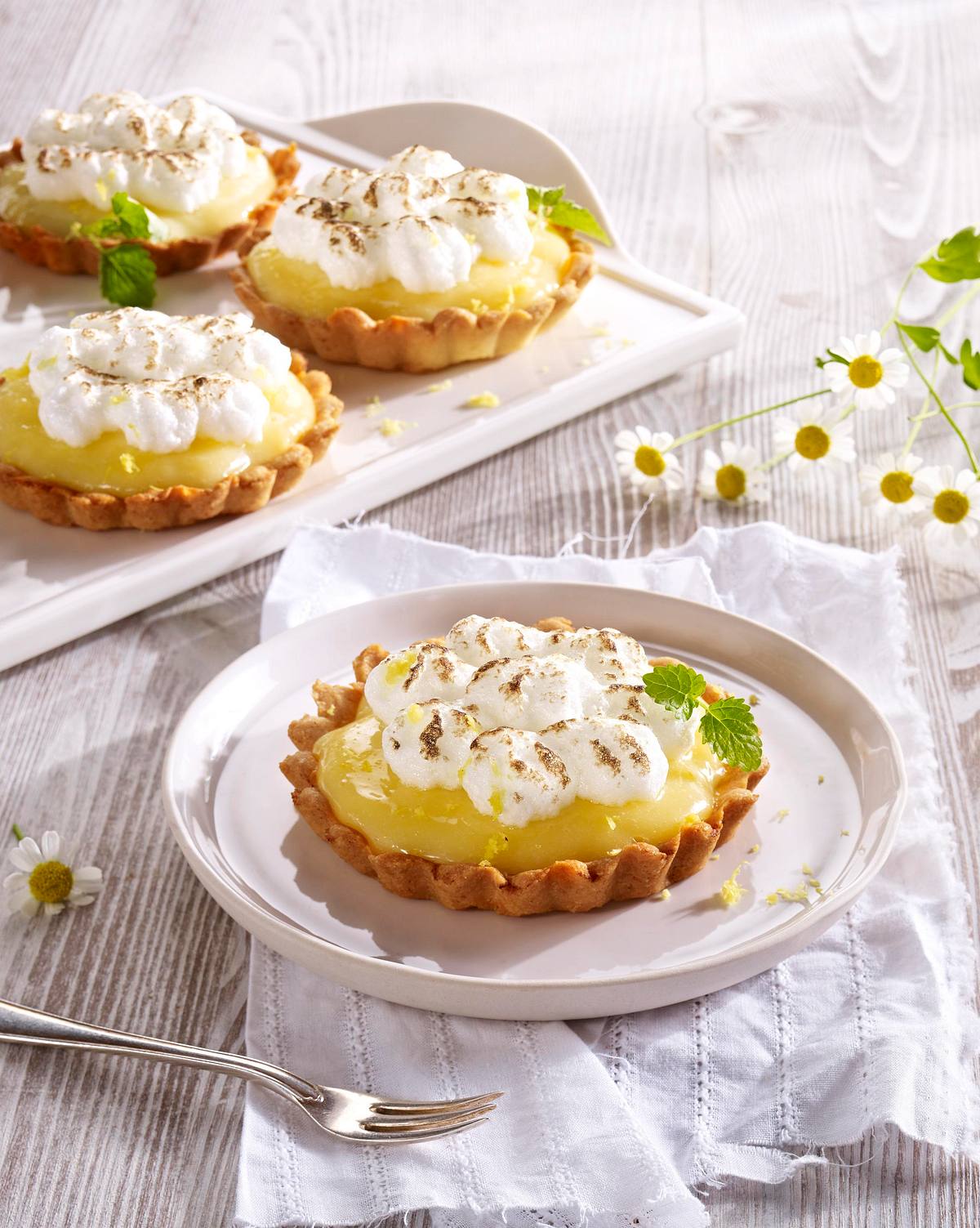 Tarteletts mit Lemon Curd-Creme und Baisertuffs Rezept