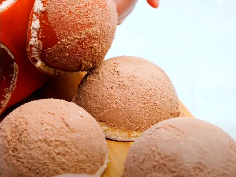 Tartufo classico aus der Silikonform lösen