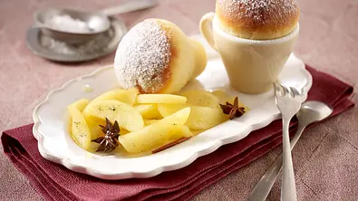 Tassenbuchteln mit karamellisierten Apfelspalten (Johann Lafer für Tina) Rezept - Foto: LECKER @ Bauer Media Group
