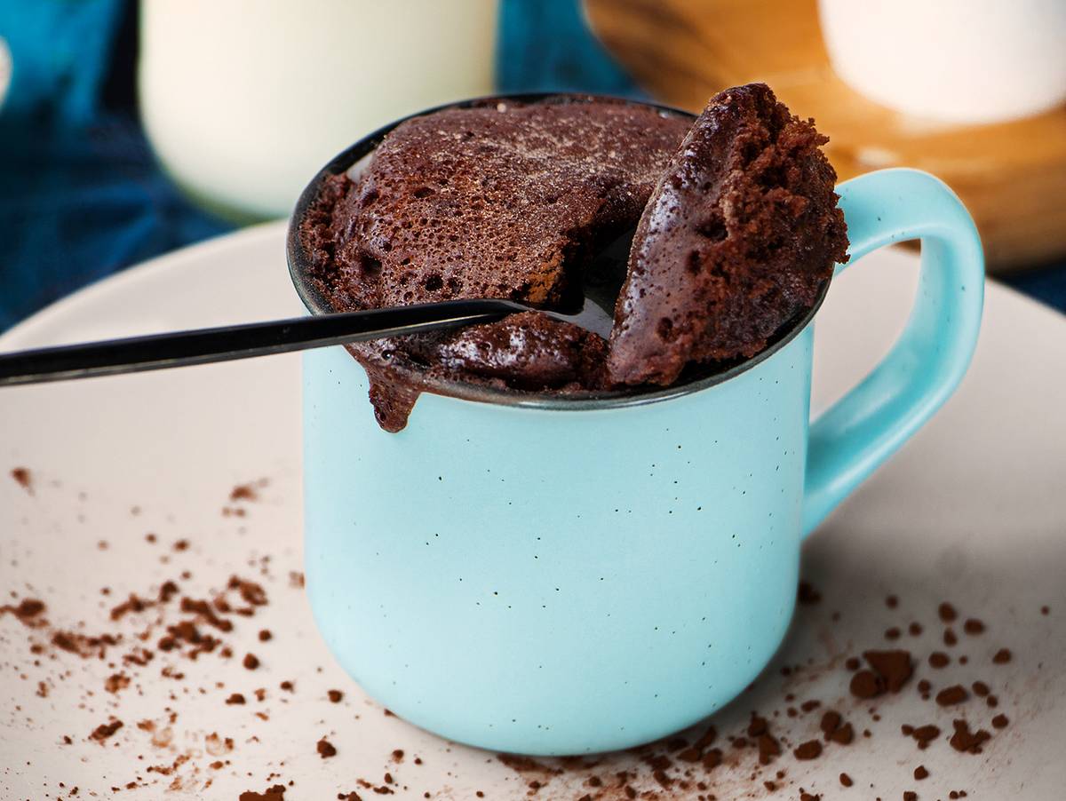 Das Grundrezept für Tassenkuchen wird hier mit Kakao verfeinert.