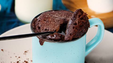 Das Grundrezept für Tassenkuchen wird hier mit Kakao verfeinert. - Foto: istock / Nataliia Suietska