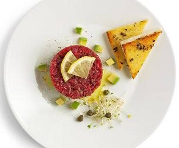 Tatar mit Avocado und Zitronen-Knoblauch-Toast Rezept Tatar mit Avocado und Zitronen-Knoblauch-Toast Rezept