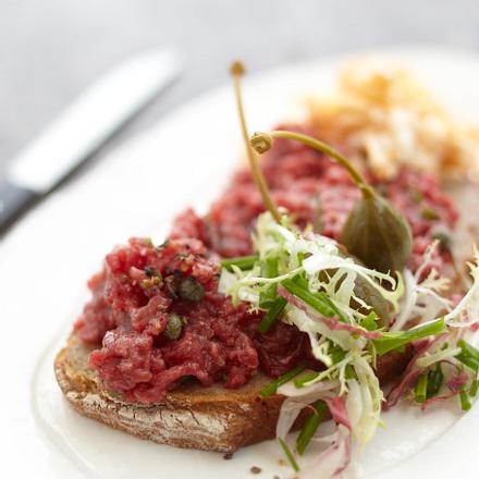 Tatar vom US Beef mit Rührei Rezept Tatar vom US Beef mit Rührei Rezept